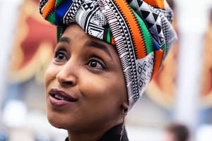 La historia de Ilhan Omar, la congresista migrante atacada en Minnesota que enfrenta al ICE
