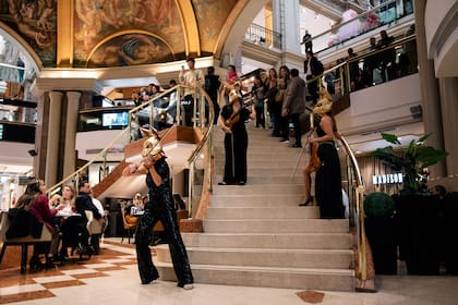 La orquesta enmascarada.