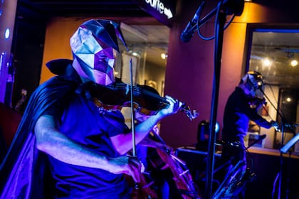 La orquesta a cuerdas "Wildstringsok" en vivo.