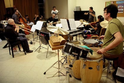 La orquesta de la ópera, ensayando en París