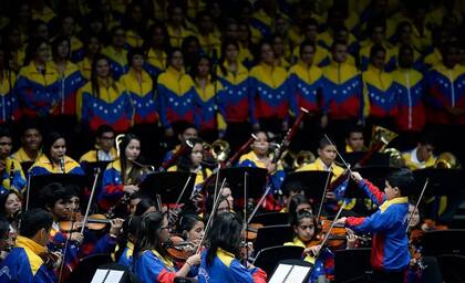 La Orquesta Simón Bolívar se ha hecho famosa porque todos sus miembros realizan sus actuaciones ataviados con chaquetas con los colores de la bandera venezolana