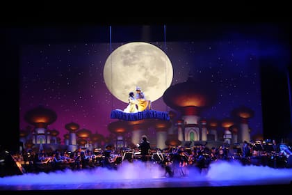 El bello número musical basado en la película de Aladdin junto a la orquesta 