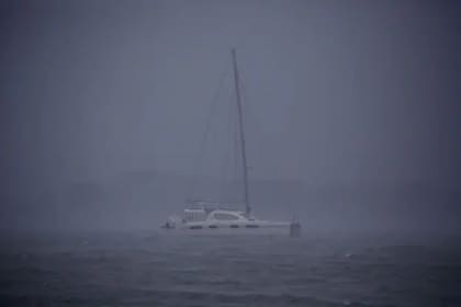 La oscuridad rodeaba al Exide Challenger como a este velero, en una foto de archivo