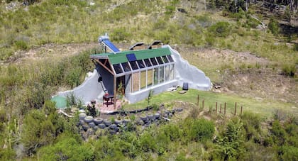 La Osera en la sierras de Tandil es la versión local del famoso modelo eco-sustentable Nave Tierra.
