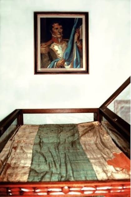 La otra bandera encontrada en Titiri (Macha), que es blanca, celeste y blanca, está en el Museo Casa de la Libertad de Sucre, en Bolivia