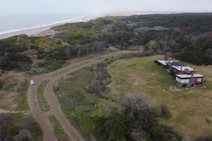 Las primeras calles que se abrieron más allá del límite sur de Parque Cariló corresponden a Divisadero de Cariló, un loteo avanzado y en vías de comercialización. Parte de esas tierras quedaron alcanzadas bajo la figura de "Paisaje protegido".
