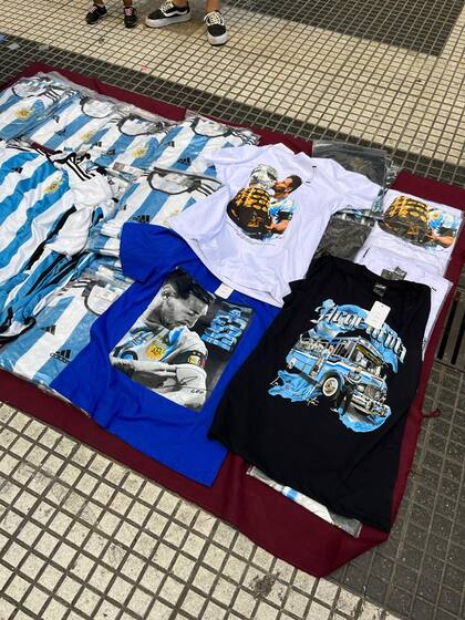 La otra gran demanda pasa por las camisetas de la selección argentina. No importa que no sean las originales, sobre la calle Florida se venden “réplicas” a $4000.