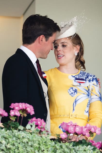 La otra hija de Sarah, la princesa Beatriz (con vestido de Monique Lhuillier, tocado de Justin Bradley y pendientes Chopard), muy cariñosa con su marido, Edoardo Mapelli Mozzi.