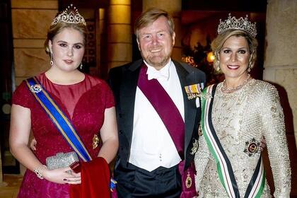 La otra ocasión en la que la reina Máxima lució la prenda fue durante la boda del heredero de Jordania, a donde asistió con el rey Guillermo y la princesa Amalia