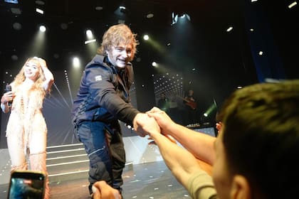 La ovación del público por la presencia de Milei