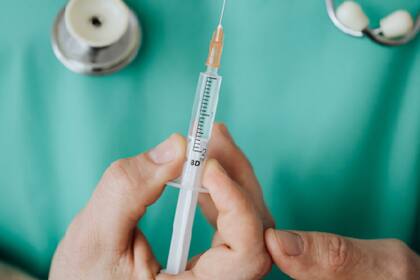 La paciente recibió dos rondas de inyecciones, que estuvieron contaminadas con la bacteria