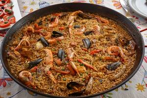 El paso a paso para preparar una paella en Semana Santa 2024