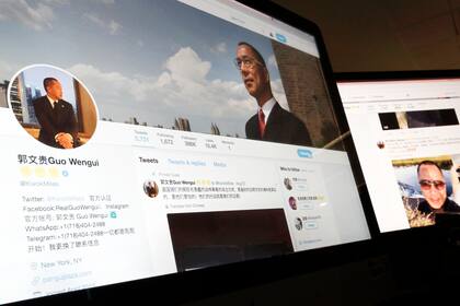 La página de Twitter del empresario chino exiliado Guo Wengui, vista en una computadora en Beijing el 30 de agosto de 2017.  (Foto AP /Andy Wong)