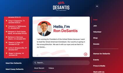 La página oficial de Ron DeSantis tiene una opción, en la parte superior derecha, para ponerla en español
