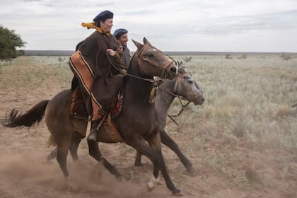 La paisajista y productora agropecuaria en una recorrida habitual a caballo junto a su pareja, Santos Cruz Llosa.