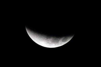 En los eclipses lunares es la Tierra la que se interpone entre la Luna y el Sol, aunque técnicamente es la Luna la que entra en una de las zonas de sombra o penumbra de la Tierra