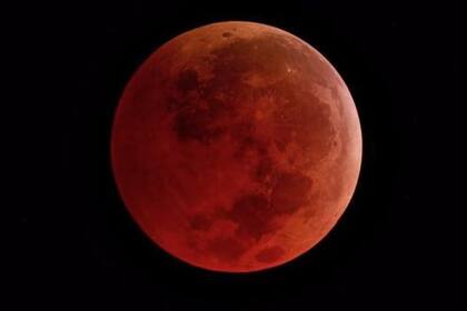 Durante el eclipse lunar total, parte de la luz solar es filtrada por la atmósfera terrestre, haciendo que nuestro satélite se vea de colores rojizos y anaranjados