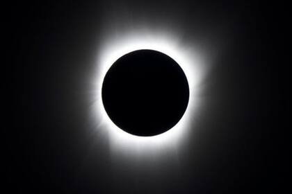 En un eclipse solar total el Sol queda completamente tapado por la Luna y solo se puede ver la corona del astro
