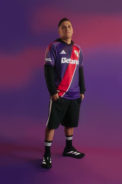 La palabra Grandeza figura bordada en la zona posterior del cuello como lema del club