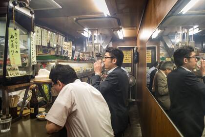 La palabra japonesa izakaya está formada de tres kanjis que significan, en orden, “quedarse-beber-sitio”.