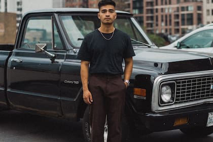 La palabra "parquear" combina el inglés "parking" con la terminación del español "estacionar"