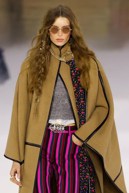 La paleta de color incluía beige arena, camel, gris y verde oliva