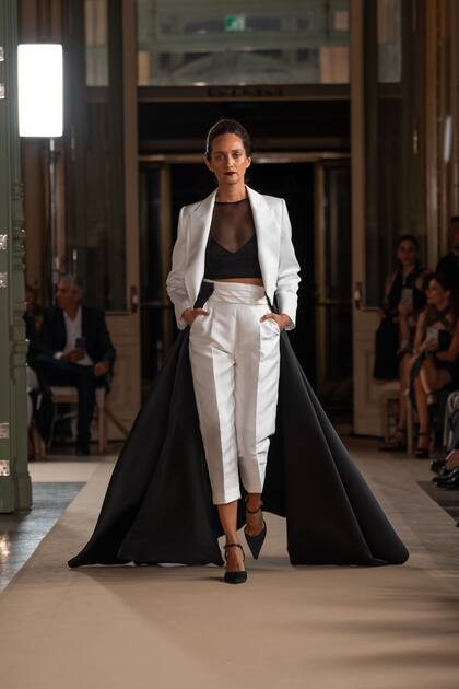 La paleta de colores es acotada, con colores blanco, negros, verdes y cobalto