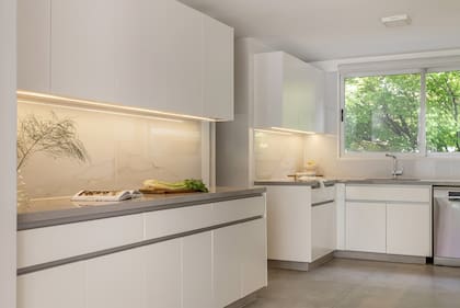 La paleta de colores se mantuvo neutra, al igual que en el resto de los ambientes, para lograr continuidad y ese acento moderno que buscaban los clientes. Los pisos se hicieron a nuevo.