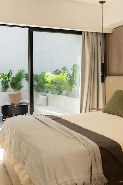 La paleta de neutros y verde, también en el patio. Plantas artificiales (Bolton Home).