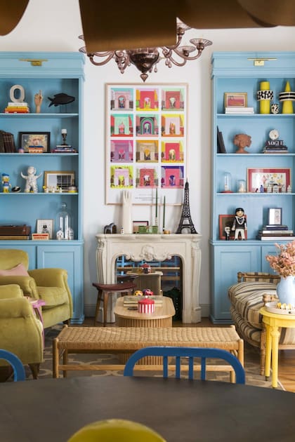 La paleta del living surgió de la lámina con ilustraciones del catalán Miguel Pang Ly. En el hueco de la chimenea inactiva pusieron un espejo de demolición.