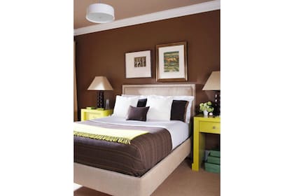 La paleta en tonos chocolate se despierta con el aporte luminoso del verde en este dormitorio cálido y sofisticado