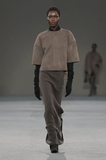 La paleta fue sobria: marrón chocolate, y negro en su mayoría de looks monocolor, trabajados en materiales nobles como cashmere, alpaca, y mohair