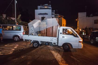 La Palma: una camioneta y agentes de seguridad ayudan en la evacuación de varios municipios debido al avance del magma volcánico