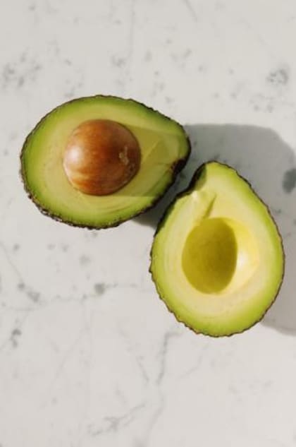 La palta contiene alrededor de 15 nutrientes que van desde calorías, carbohidratos, proteínas, fibra alimenticia, entre otros.
Foto: Pexels