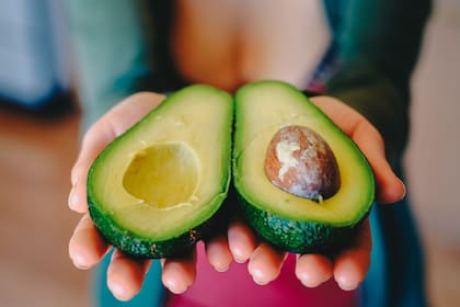 La palta contiene alrededor de 15 nutrientes que dentro de una dieta equilibrada ayuda a mantener los niveles de colesterol