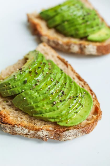 La palta es una fruta rica en grasas saludables, como el ácido oleico, que contribuye a reducir el colesterol LDL y protege el sistema cardiovascular