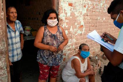 Un trabajador social durante una recorrida en una zona de bajos recursos