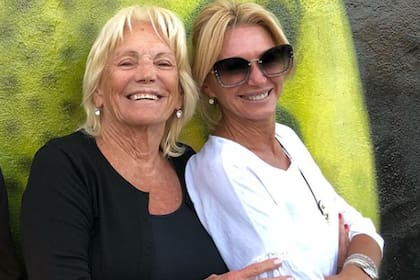 La panelista de Los ángeles de la mañana está de vacaciones en Miami y aseguró que su madre, de 80 años, recibió allá la vacuna contra el coronavirus