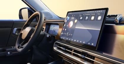 La pantalla central táctil de 14,6″ es protagonista del habitáculo; por ella pasan todos los controles