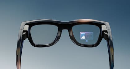 La pantalla color de los Meta Ray-ban Display tiene una resolución de 600x600 pixeles (más que la de un reloj inteligente) y alcanza los 5000 nits de brillo máximo, para que sea visible al aire libre
