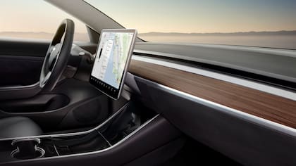La pantalla de 15 pulgadas del Model 3 concentra toda la información que necesita el conductor