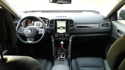 La pantalla de 8,7" tipo tablet domina la consola