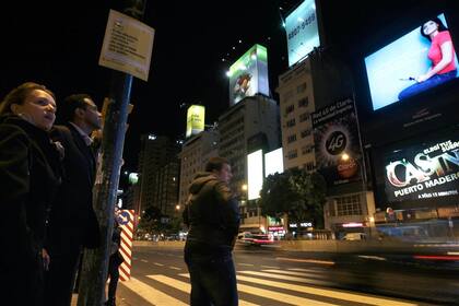 Con al menos cuatro pantallas, el Obelisco va camino de convertirse en el Time Square porteño