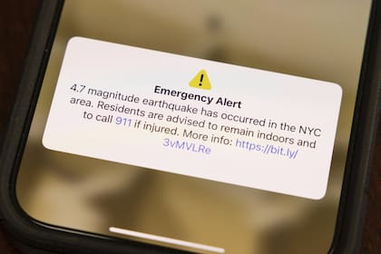 La pantalla de un celular con el anuncio de la alerta por el sismo en Nueva York. (AP/Yuki Iwamura)