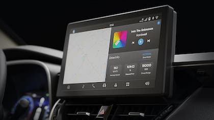 La pantalla del Corolla Cross 2025 viene con 10 pulgadas y sin botones físicos