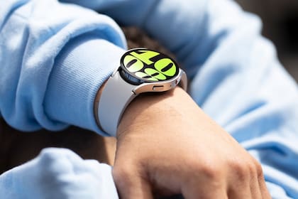 La pantalla del Galaxy Watch6 está protegida por cristal de zafiro; el reloj viene con cajas de acero de 40 o 44 mm