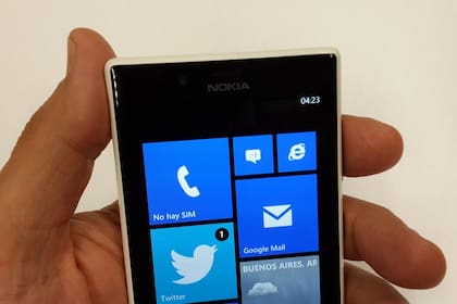 La pantalla del teléfono es de 4,3 pulgadas; el equipo en sí tiene el tamaño adecuado para estar cómodo en la mano