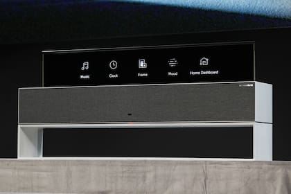 La pantalla del televisor LG Signatures Series OLED TV R se puede enrrollar de forma parcial para acceder a diversar funciones del equipo