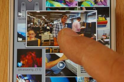 La pantalla detecta la cercanía de un dedo sin que haya contacto, y amplía las imágenes