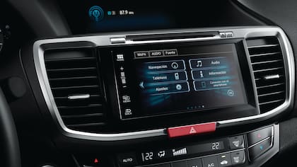 La pantalla digital domina el centro de la consola